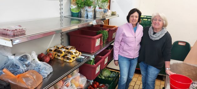 2 Damen von der Ausgabe